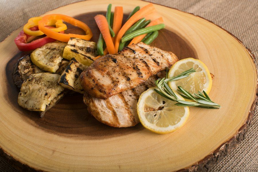 Grilled chicken with lemon and vegetables